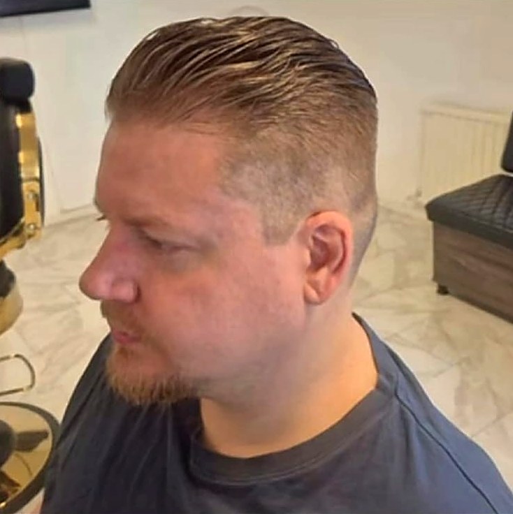 Slick back med kort sida och skägg